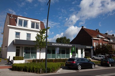 De voorgevel van de praktijk aan de Prins Mauritslaan