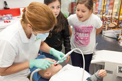 Kinderen kijken mee bij een behandeling